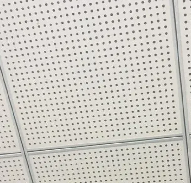 Upphengd götótt gifsplata